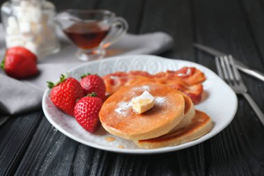 Krep, pastırma ve çilek plaka ile lezzetli kahvaltı