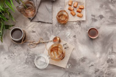 Lezzetli şeker ve masada karamel sos ile kompozisyon