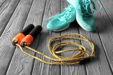 Atlama ipi ve spor ayakkabı 