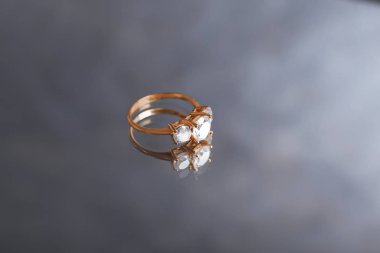 Yansıtıcı yüzeyi güzel nişan yüzüğü