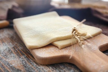 Ham lapa lapa hamur ile ahşap tahta