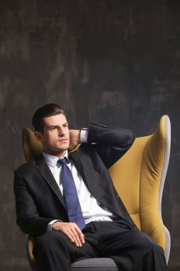 koltukta oturan adam 