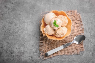  karamel şurup ile dondurma 