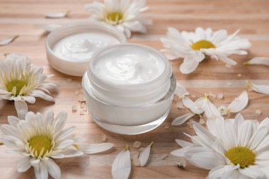 Kavanoz vücut kremi ve çiçek 