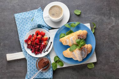 Lezzetli kruvasan ve tablo taze çilek ile kompozisyon