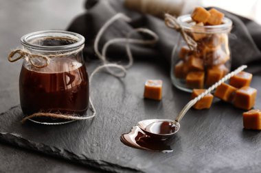 Lezzetli şeker ve masada karamel sos ile kompozisyon