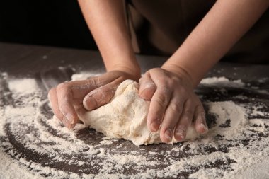 Puf böreği masada yoğurma kadın