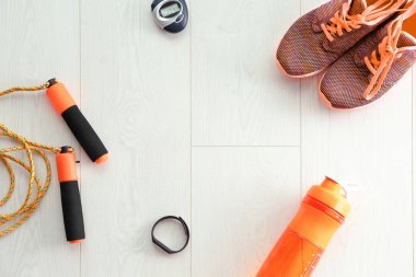 Atlama ipi, zamanlayıcı, plastik şişe ve spor ayakkabı 