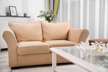 Cam masa ile şık kanepe 