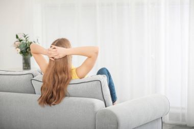 Kanepede Dinlenen Kadın