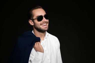 yakışıklı delikanlı