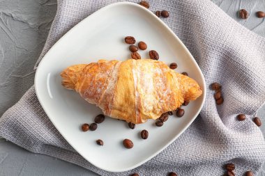 Masada lezzetli kruvasan ile plaka