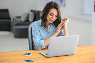 Dizüstü bilgisayar kullanan kadın 