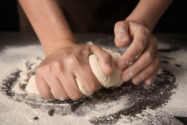 Puf böreği masada yoğurma kadın