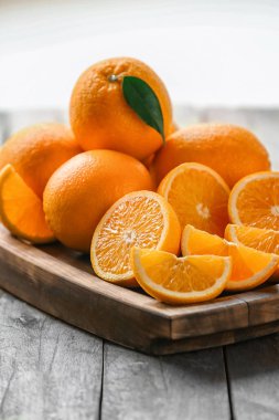 Taze kesilmiş portakal ile tepsi 