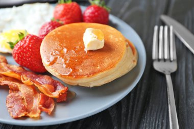 Lezzetli kahvaltı pankek ve pastırma plaka üzerinde ile yakın çekim