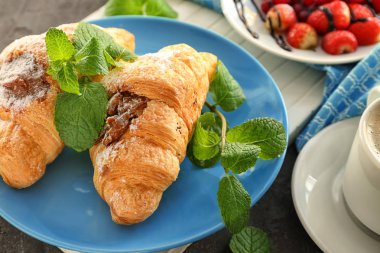 Tablo, closeup lezzetli kruvasan ile plaka