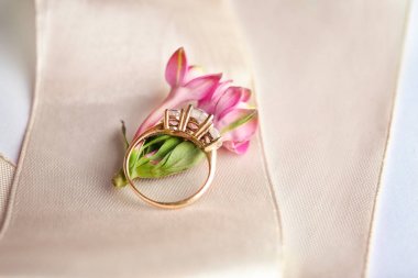 Şerit üzerindeki çiçekli güzel nişan yüzüğü