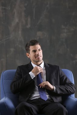 koltukta oturan adam 