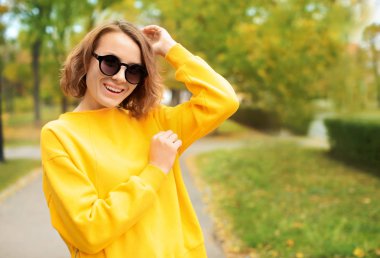 Güzel, gülümseyen kadın 