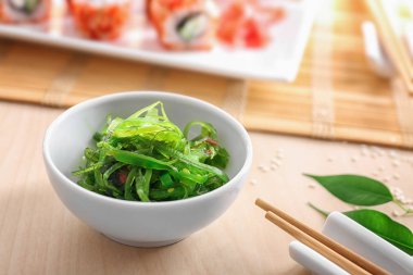 Yeşil chuka yosun ile kase