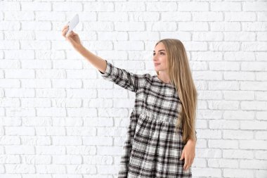 Kadın selfie çekiyor.