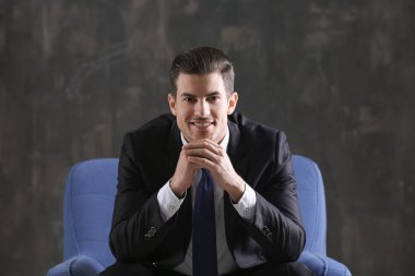 koltukta oturan adam 