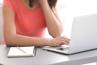 Dizüstü bilgisayar kullanan kadın