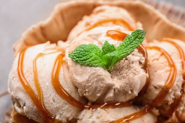  karamel şurup ile dondurma 