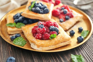 Masada lezzetli berry hamur işleri ile tepsi