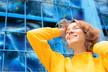 Güzel, gülümseyen kadın