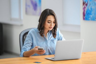 Dizüstü bilgisayar kullanan kadın 