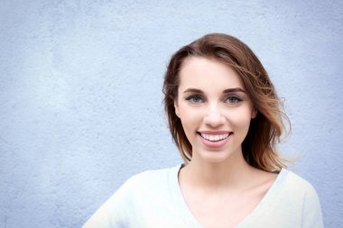 Çekici, gülümseyen kadın. 