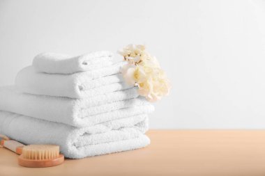 Masadaki temiz havlular. 