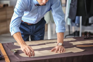 Genç terzi çalışma 