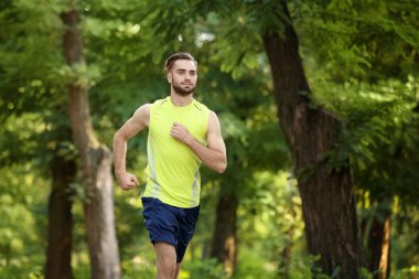 Sportif genç adam
