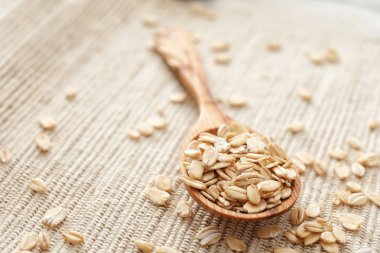 Yulaf ezmesi gevreği ve tahta kaşık