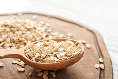 Yulaf ezmesi gevreği ve kaşık