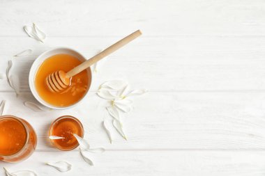 Beyaz üzerine bal ile kompozisyon