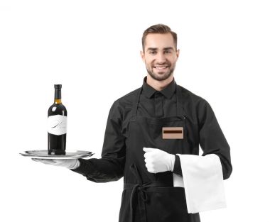 Şişe şarapla tepsi tutarak garson