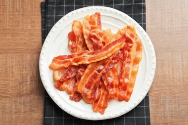 Tabak pişmiş pastırma rashers tablo ile