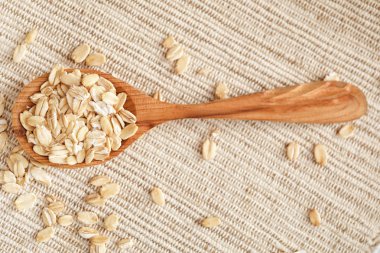 Yulaf ezmesi gevreği ve tahta kaşık