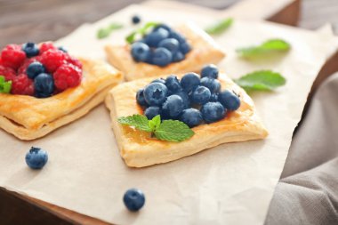 Çilek gemide, closeup ile lezzetli hamur işleri