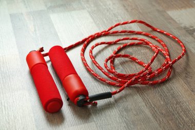 Ahşap arka plan üzerinde ip atlama