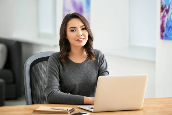 Mulher usando laptop — Fotografia de Stock