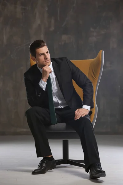 Mann sitzt im Sessel — Stockfoto