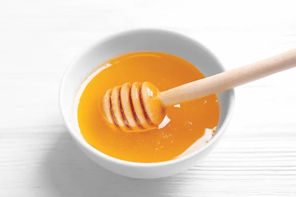 Bowl dengan madu dan dipper — Stok Foto