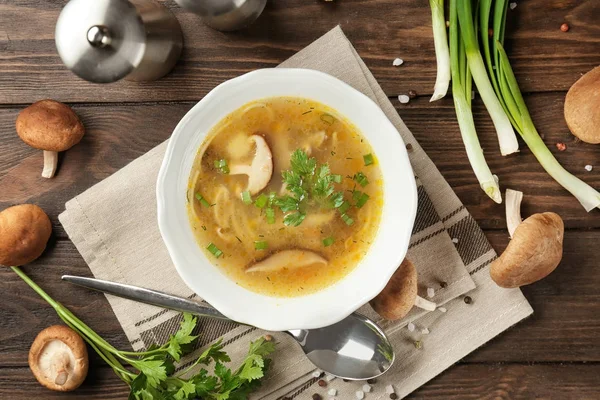 Mangkuk lezat jamur shiitake sup di atas meja — Stok Foto
