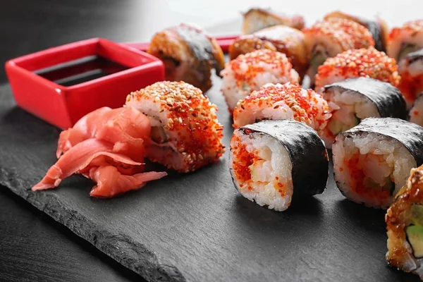 Łupek płytki smaczne sushi rolki na stole — Zdjęcie stockowe