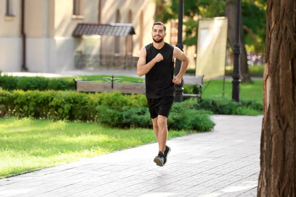 Hombre corriendo al aire libre — Foto de Stock